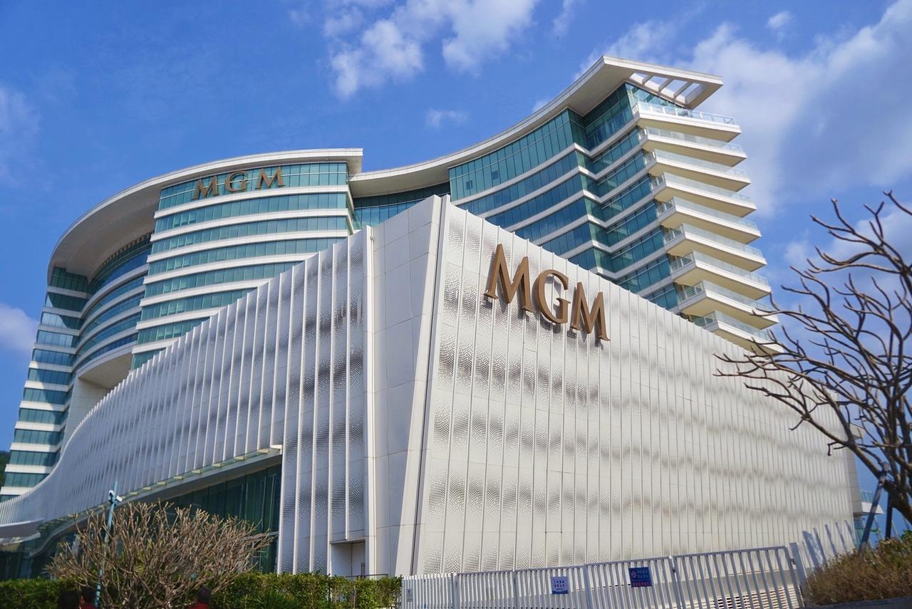 来深圳出差，第一次来到盐田区。小梅沙的深圳美高梅酒店美的好权威，建筑流畅的S型特