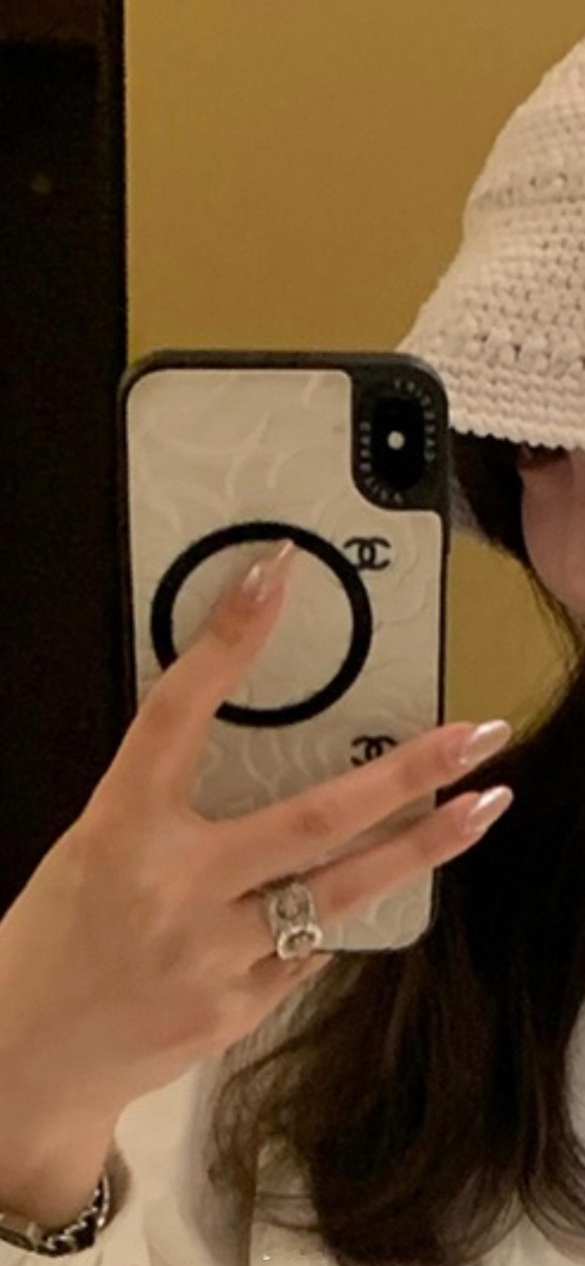 富人新标识：iPhone戴casetify手机壳！富人还在用iPhoneXs！