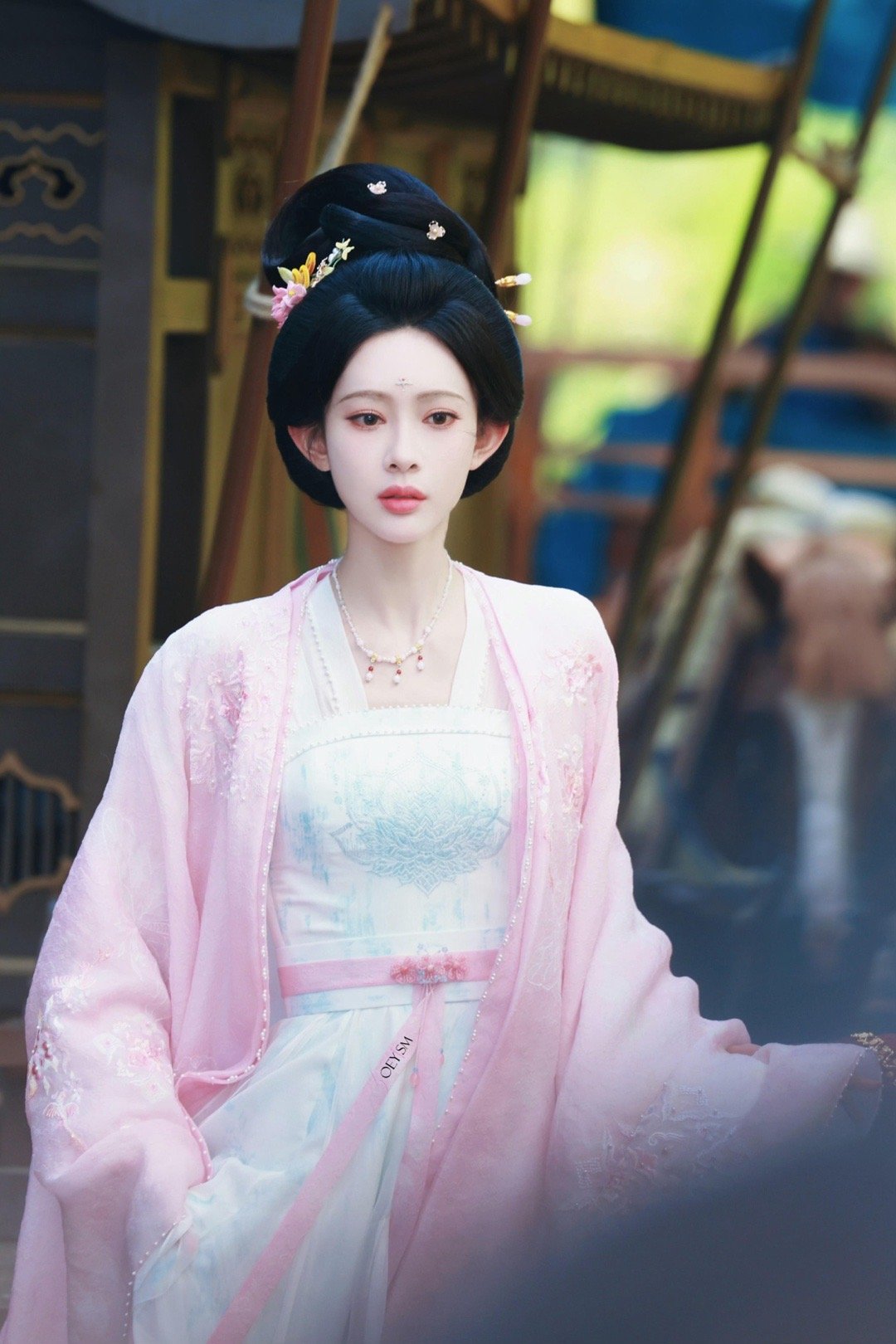 被孟子义美翻了，整个造型都很协调妆容和衣服的粉嫩在一个色调上眉形点睛之笔！