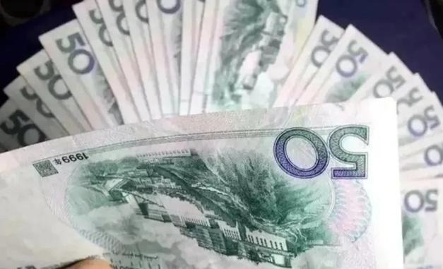 贵州一老农去田里插秧，路上意外捡了107张50元面值的钱，几天后，老农通过民警将