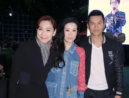 吕良伟和前妻现任同框合影，邝美云再美都成了吕良伟的过往，留在他身边的是杨晓娟。