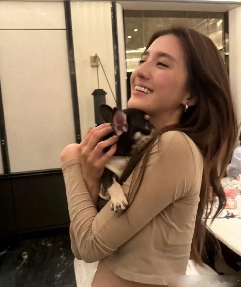 吴千语直播带货卖了1.5亿没办法，人品好+审美好，这样的大美女带货，谁能忍住不