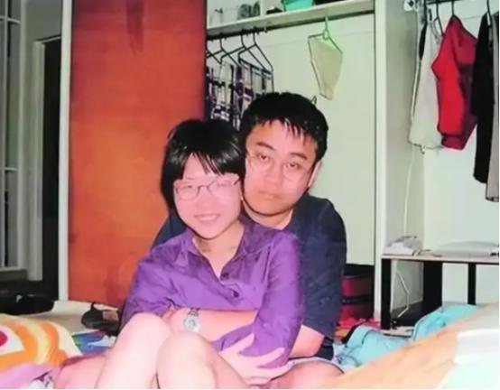 2005年，清华女硕士陈丹蕾，深夜趁丈夫熟睡时，拿出手枪朝着丈夫后脑扣动扳机，一