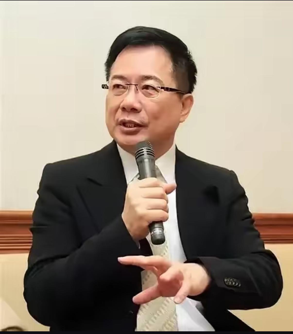 伟大的父亲，才会在入狱前笑着谈牵挂一个72岁的老人，在即将入狱前，脸上没有怨恨