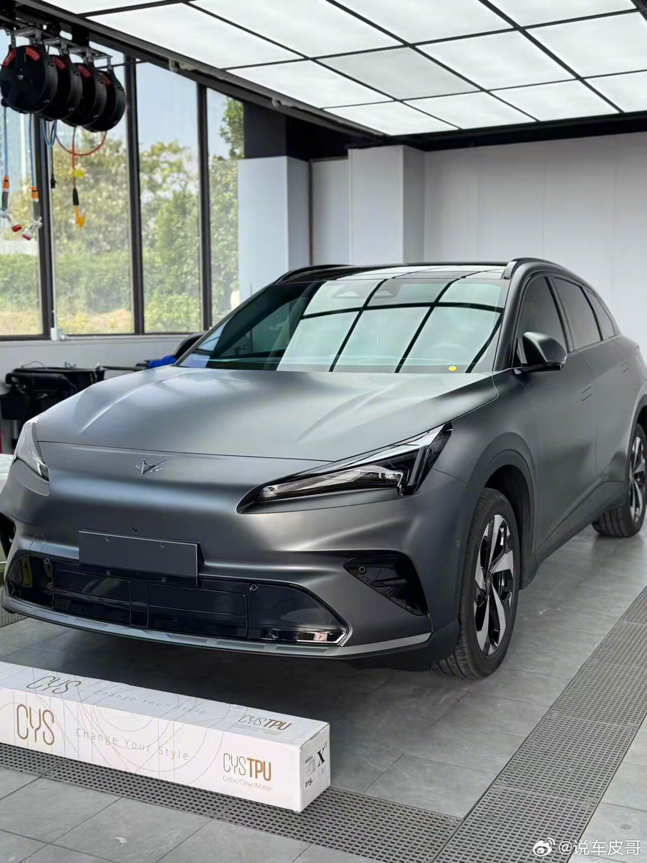极狐阿尔法T5，北汽出品的纯电中型SUV，主打一个实惠实用，十万出头的价格就能拿下，性价比很能打。空
