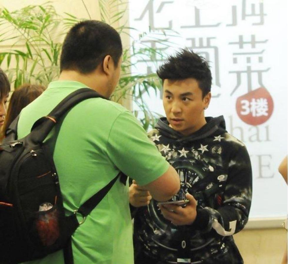 中国最强武打明星排行榜1、第十五名释小龙2、第十四名樊少皇3、第十三名
