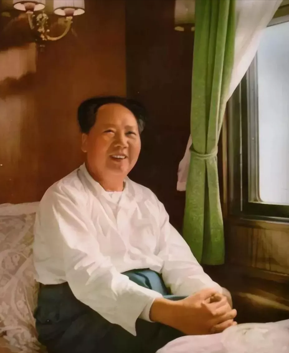 1958年，毛主席坐专列回北京，张治中问毛主席，“您好像处处存在戒心。”毛主席慢