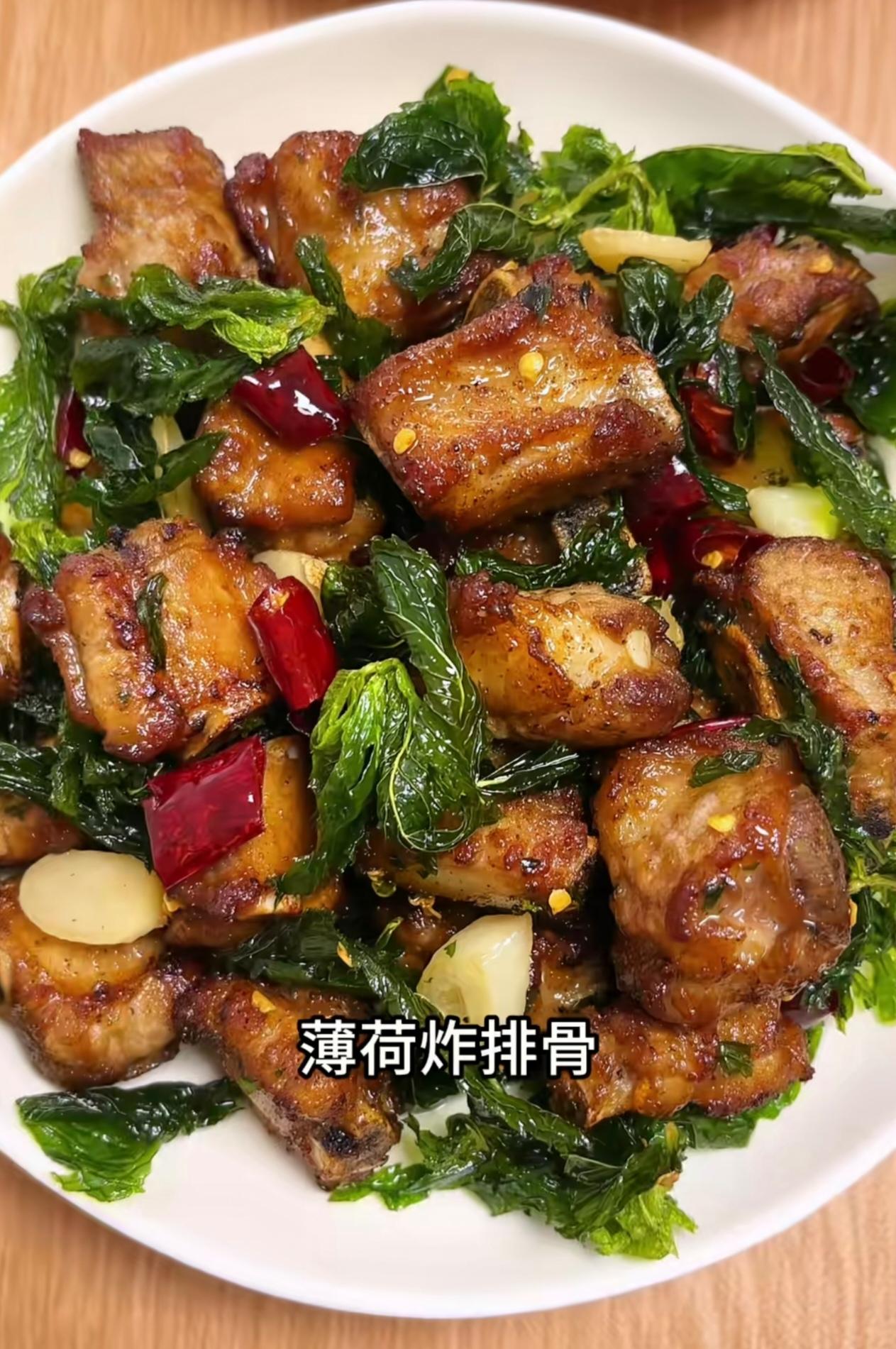 小姑子昨晚来吃饭，婆婆直接整了几个硬菜：薄荷炸排骨、锅包大虾、潮汕牛肉汤、糯米