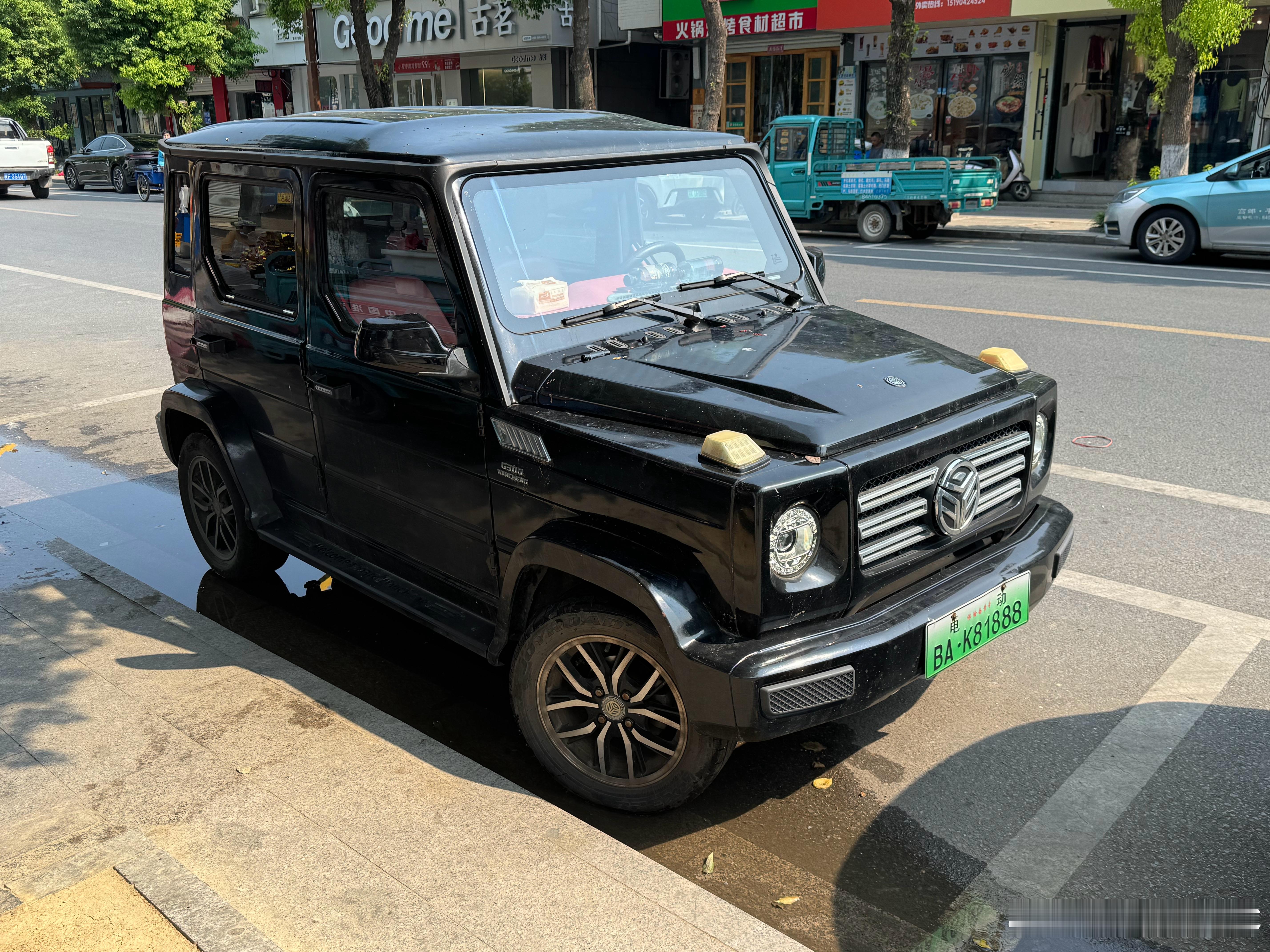 嘿，到江苏的县城晃荡一圈，路上看到不少豪车[滑稽笑]看到了奔驰小G阿斯顿小丁还有保