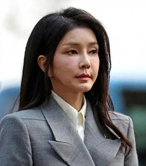 2022年1月，韩国前第一夫人金建希跟“首尔之声”的一名记者长达7个小时的电话录