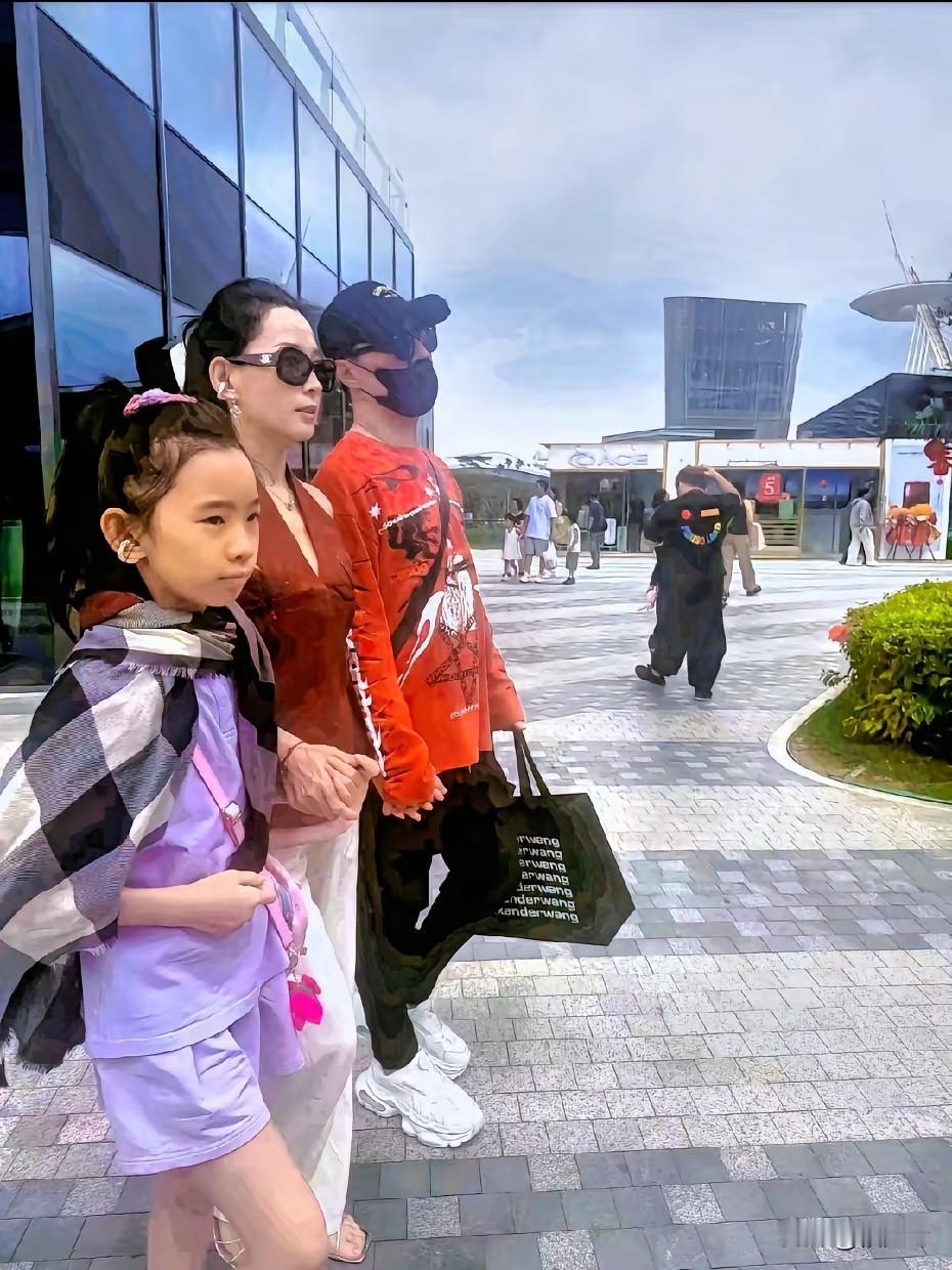 汪峰和森林北两母女近日又一起手牵手三亚旅游，看起来就是一家三口有了后妈就有后爸