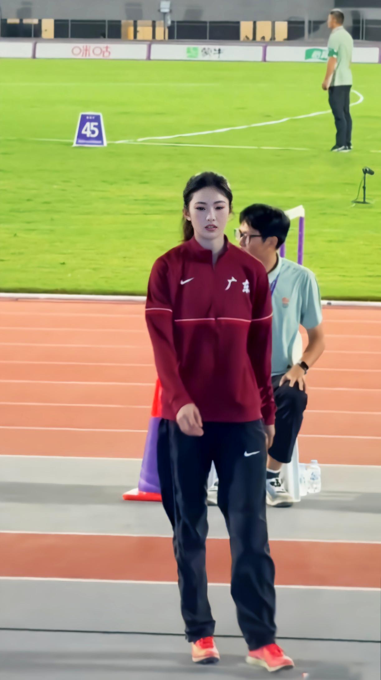 我国著名三级跳女运动员陈洁在广州第十五届全国运动会赛前努力训练。