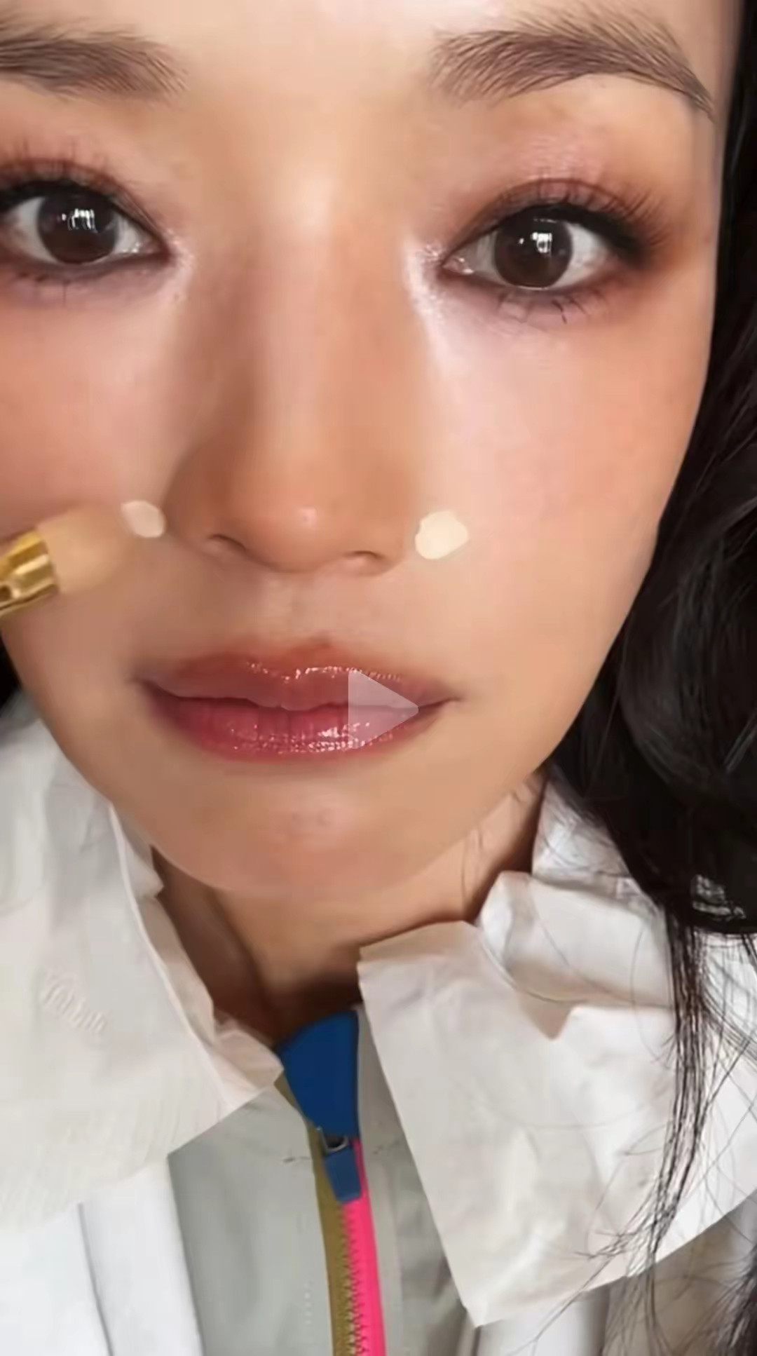 舒淇直播化妆，快50了，她最牛的是皮肤不松弛，没有眼袋皱纹​​​