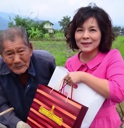 1948年，江苏的王成松，上街买东西，被国民党抓了壮丁。临行前，把得到的两块银元