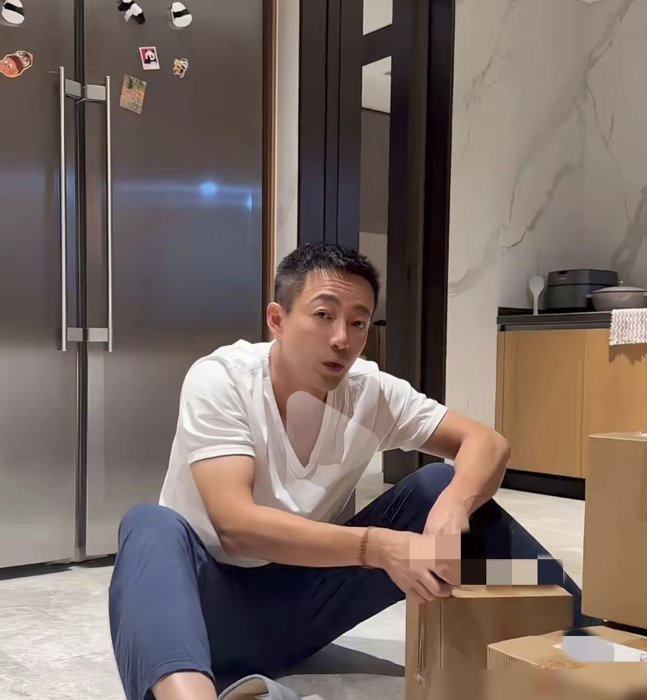 汪小菲现在这副样子，网友直接看傻了。当年跟大S婚内，西装革履，头发一丝不乱，典型京城少爷的派头。现在