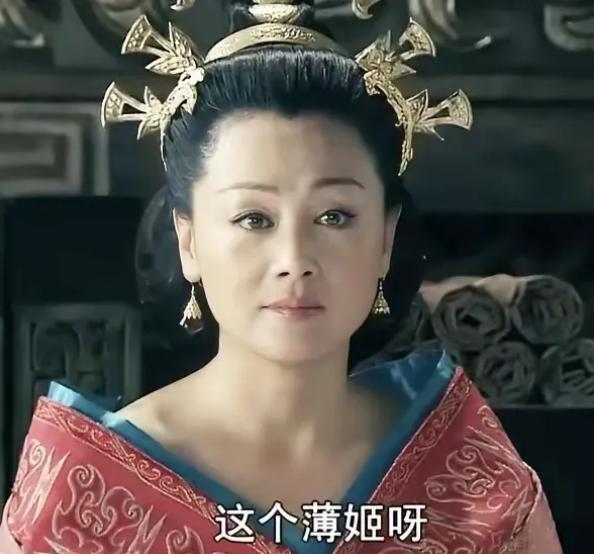 前195年，刘邦去世，薄姬跪在他的灵前痛哭。吕后走来，对她温柔地说：“你去代国陪