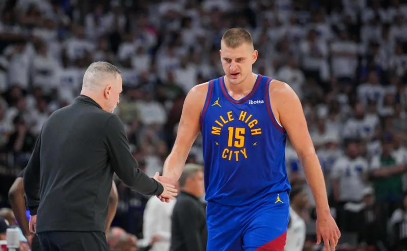 掘金为放弃马龙和小波特而付出了代价！1、马龙执教掘金，进攻战术比较清晰，而且