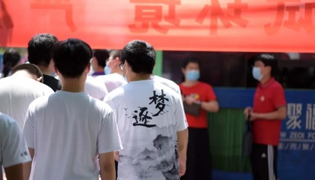 想起儿子的一句话你们都是平庸的，他对我的要求可高。让我好好读书，找个好工