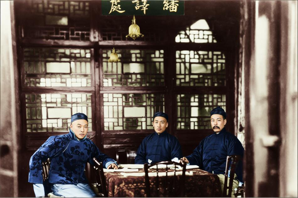 19世纪70年代，上海江南制造总局翻译馆内，三位中国近代科学先驱并排而坐，从左至