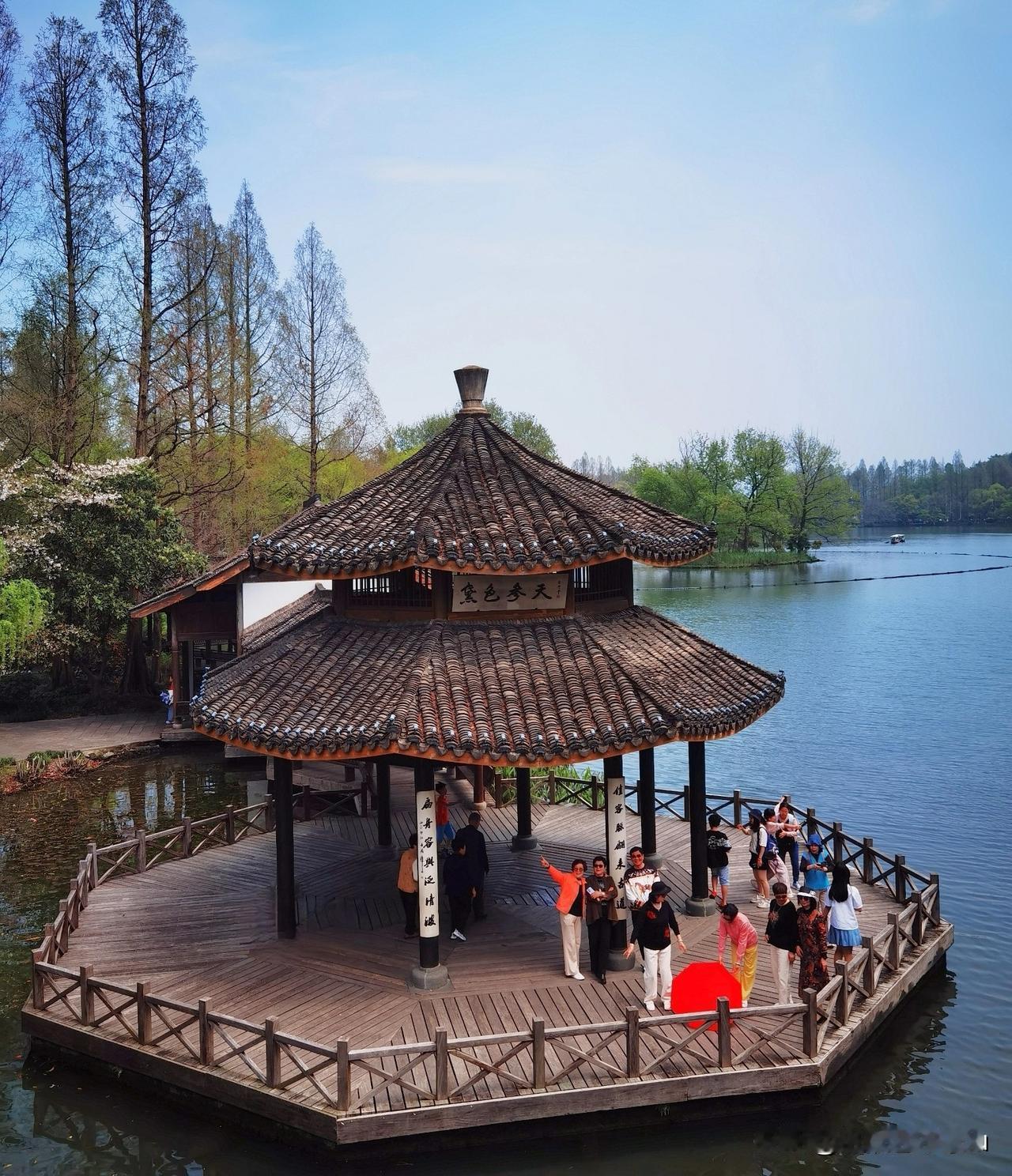 杭州西湖茅家埠村，分上茅家埠村和下茅家埠村，‌下茅家埠村水域水网纵横，水面开阔，