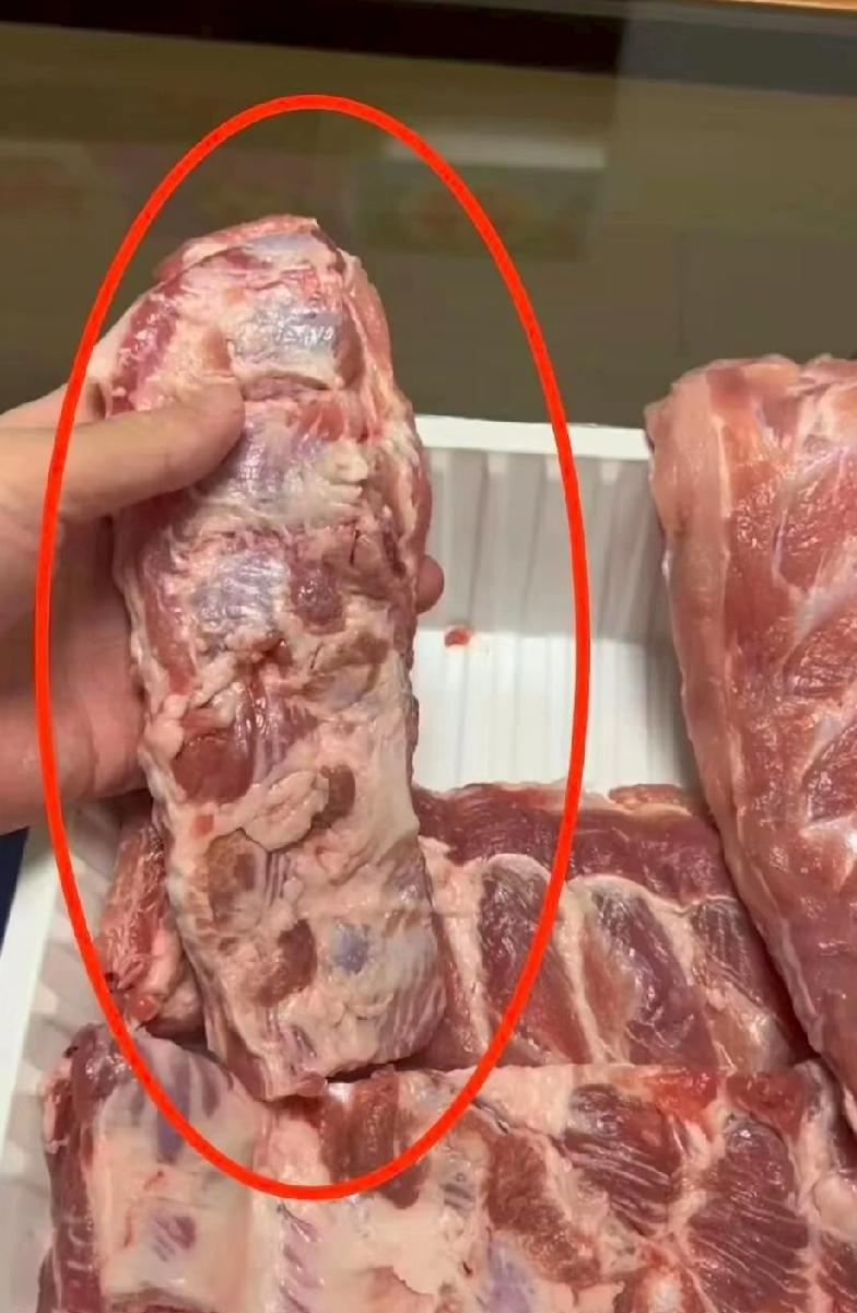 山姆“臭排骨”风波：保质期内变味，退一赔十为何难？“77块买的猪肋排，拆
