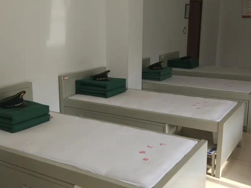一段印度兵营宿舍视频，曝光双方军事后勤巨大差距。印度普通士兵宿舍无上下铺，住宿