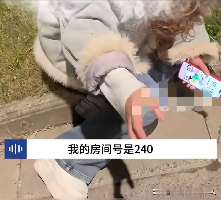 这又是什么新套路？江苏一女子晚上回家，经过一段比较昏暗的道路时，隐约听到有女