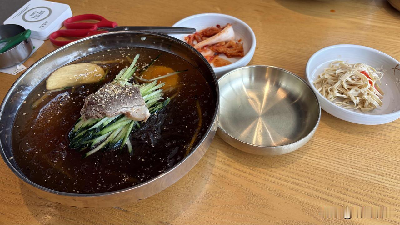 中午在一家朝鲜餐馆，吃了一碗朝鲜冷面，有了一个疑问。今天从图们沿着331国