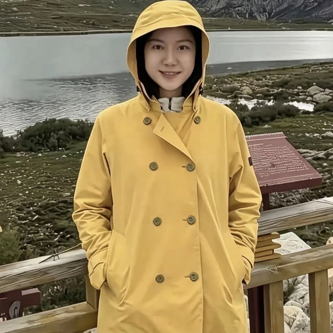 以前的翁帆，沉静、克制，忧郁。现在的她，眼里有光，脸上有笑容，整个人的状态明显舒