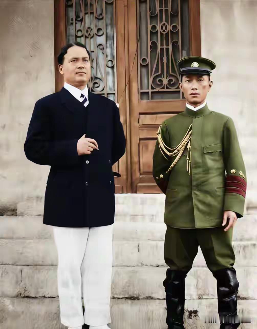 蔡锷真人照片蔡锷虽然个头不高，但精气神十足，两只眼睛炯炯有神，英武飒爽，是一