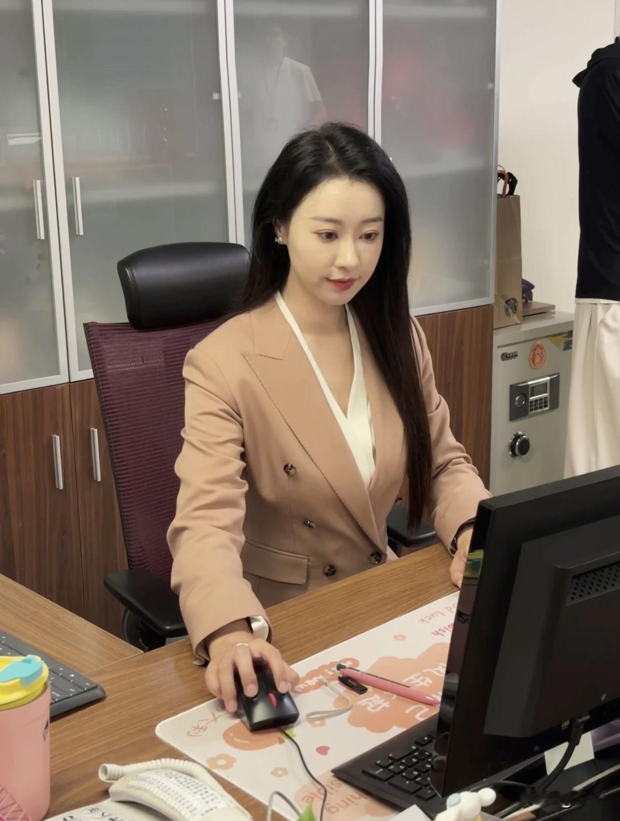 为什么说女人美在气质气质这东西就像陈年佳酿，越品越有味道。它是由内而外散发出来的