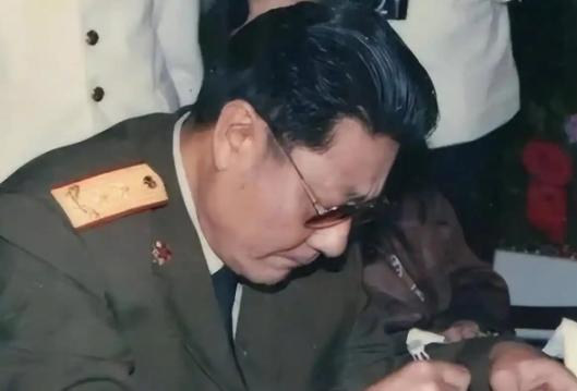 1948年，16岁国民党兵被俘，哭着想回家，一个解放军连长却拦下他：你留下，40