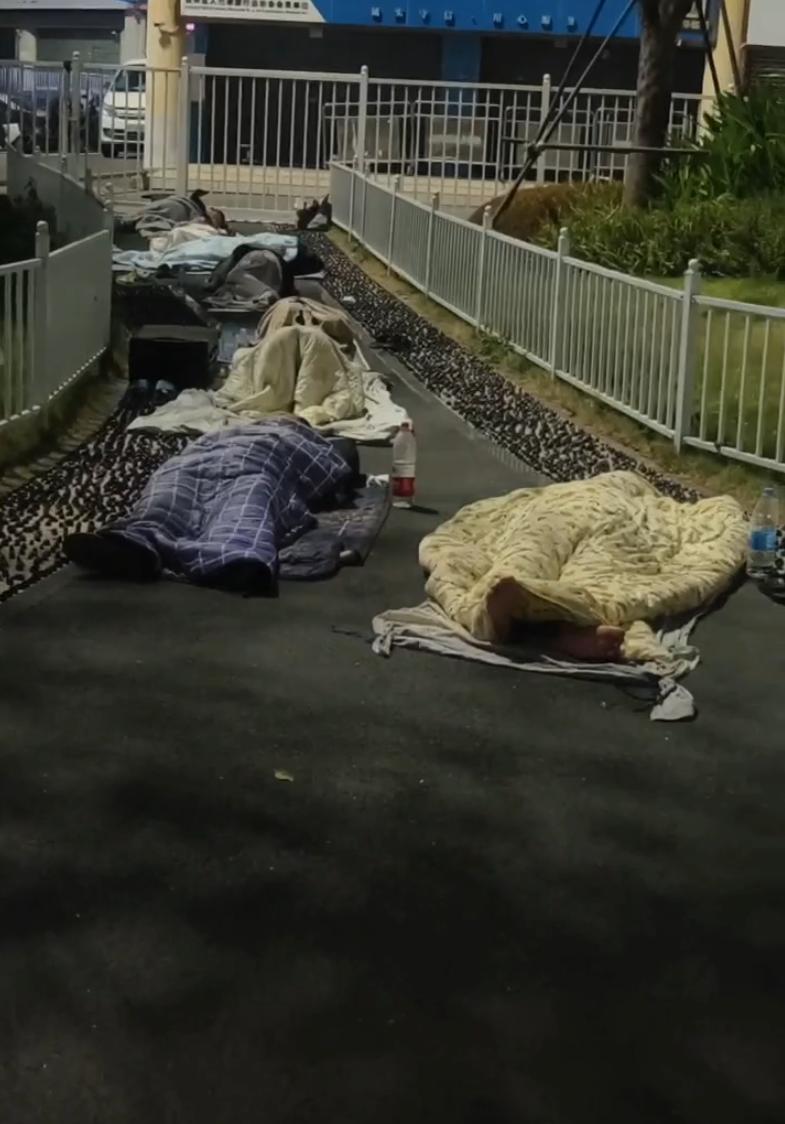 是什么原因，让这些人在冬夜里睡在深圳的大街上。这是在某音上看到的一条视频，画面