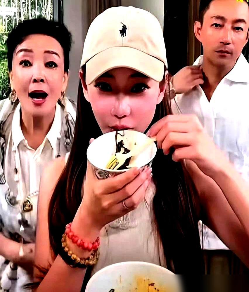 汪小菲在几万人的直播间彻底失控了。他额头青筋暴起，对着镜头嘶吼说我姓汪不姓张。这