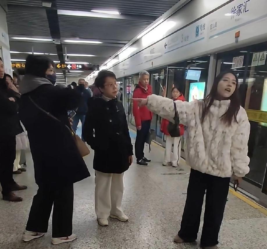 三个女人一台戏，因为座位之争从车厢内吵到车厢外。两个老仙女和一个小仙女魔法对攻，