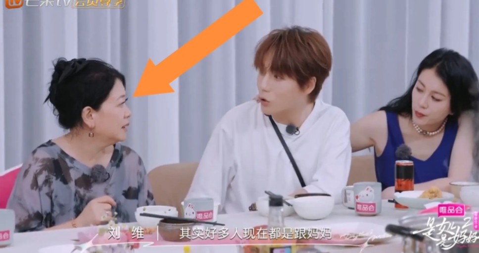 李嘉格退出把这个位置让给刘维吧。你看李嘉格妈妈那个渴望的目光。刘维妈妈