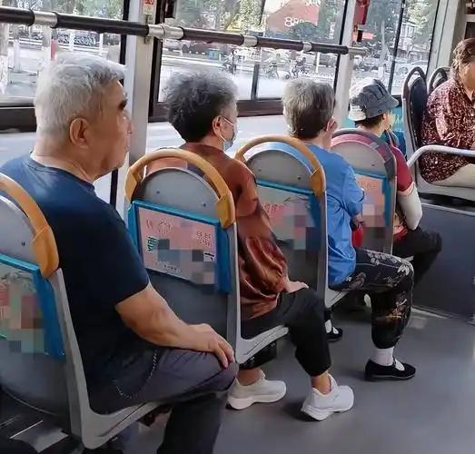 下午出门乘公交车，下车的时候前面一位老年女性，拖着购物车，慢吞吞的下了车，站在车