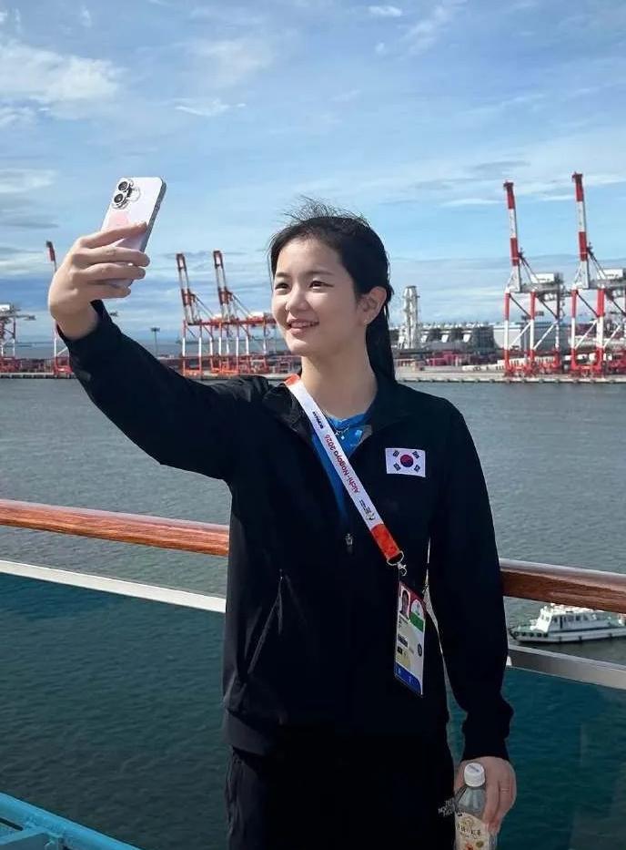 韩国小将金娜英邮轮上自拍，笑得开心。蓝天大海做背景，美女随手一拍太出片。