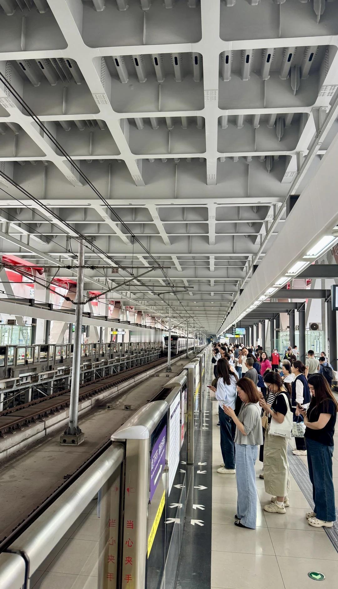 把地铁站建在跨江大桥上？也就重庆想得出来重庆曾家岩地铁站，全国首个“站桥合一”