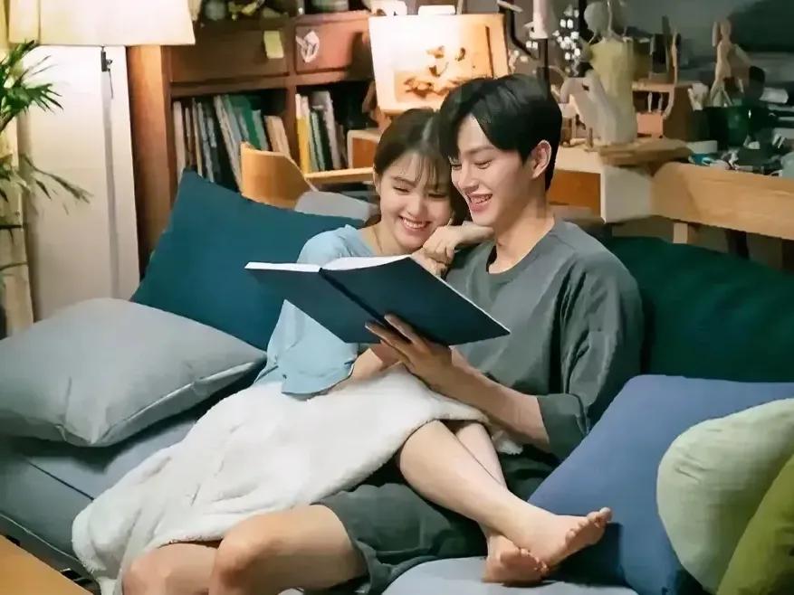 婚姻的本质就是：两个人一起吃，一起睡，一起聊。吃=经济基础，睡=生理和谐，