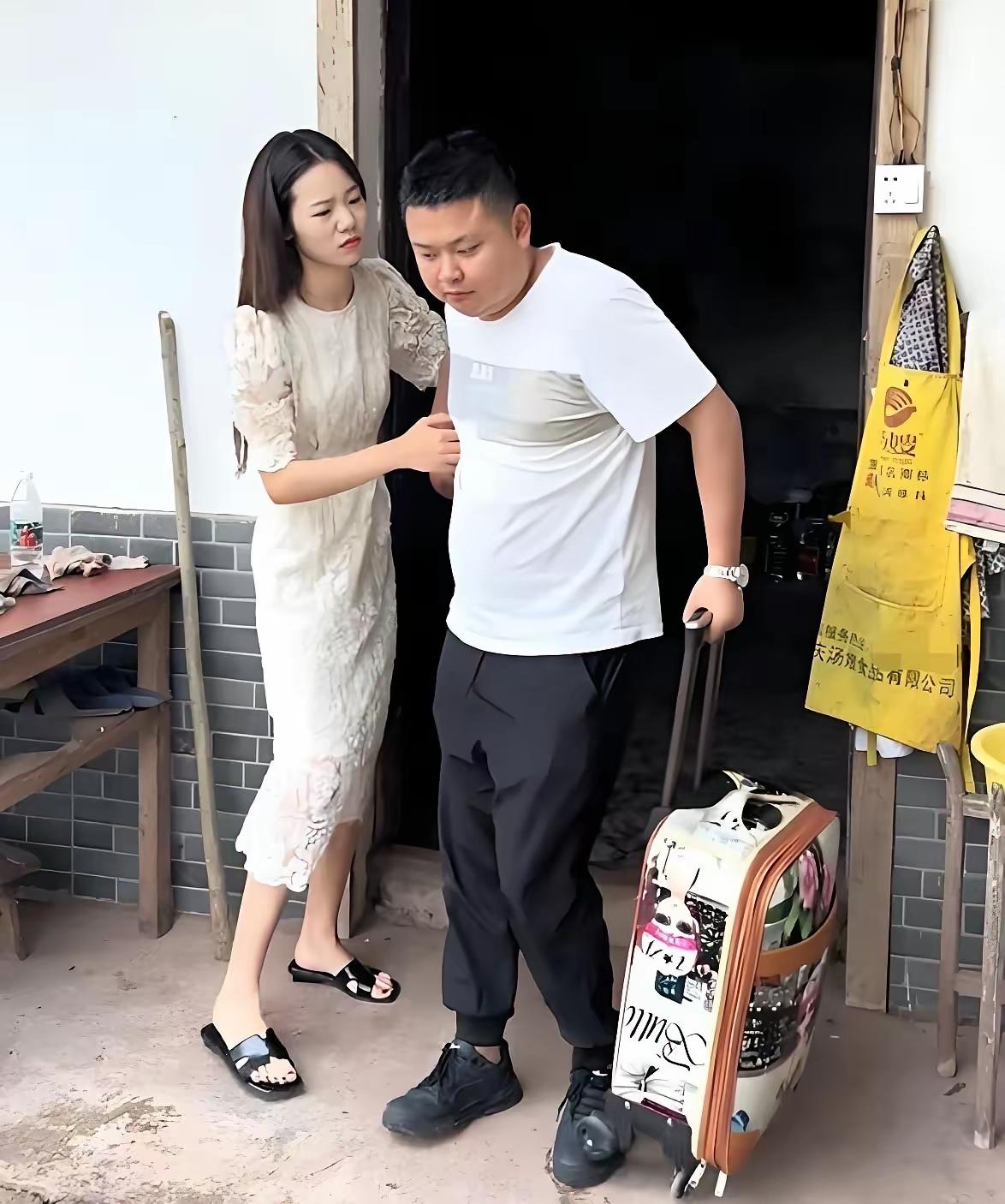 湖南上门女婿李军走了，再也没回头。就因为快过节了，他给生养自己的母亲塞了600