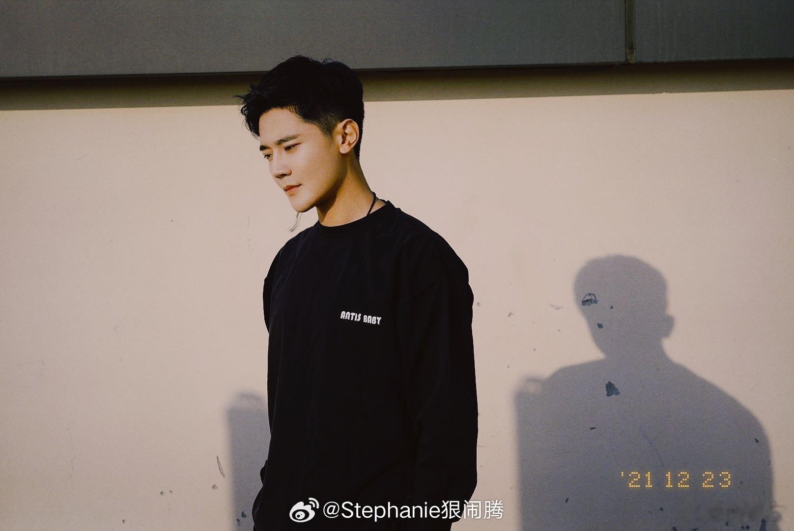余天翊静悄悄地做人，像早晨一样清白。