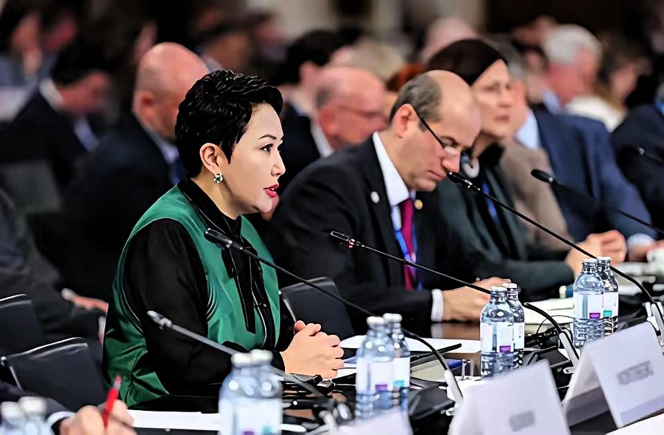 蒙古国正在渐行渐远。据日本《朝日新闻》12月11日报道，蒙古国副总理冈呼雅格访