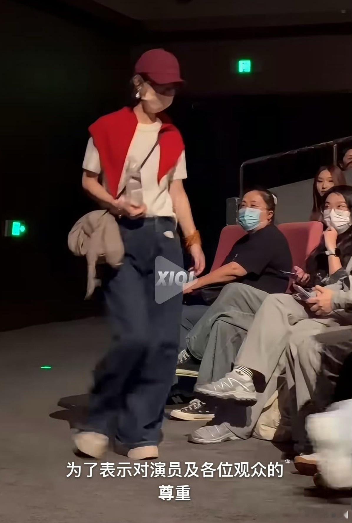 记得她赵丽颖有段时间私服、机场路透穿搭都找了造型工作室搭配。现在她真的完全不管不