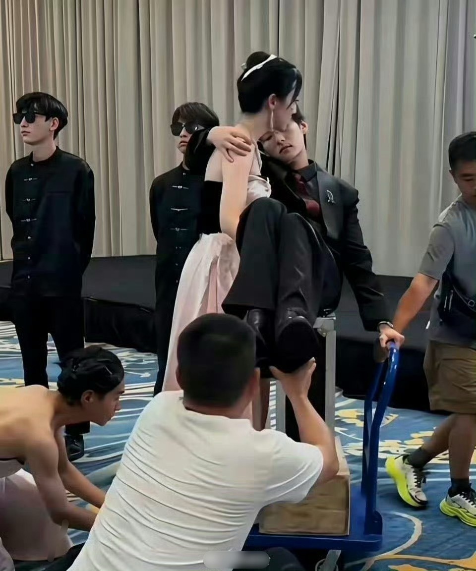 终于知道了一个事情，原来短剧里女主公主抱男主是这样子拍出来的呀[笑着哭]​​
