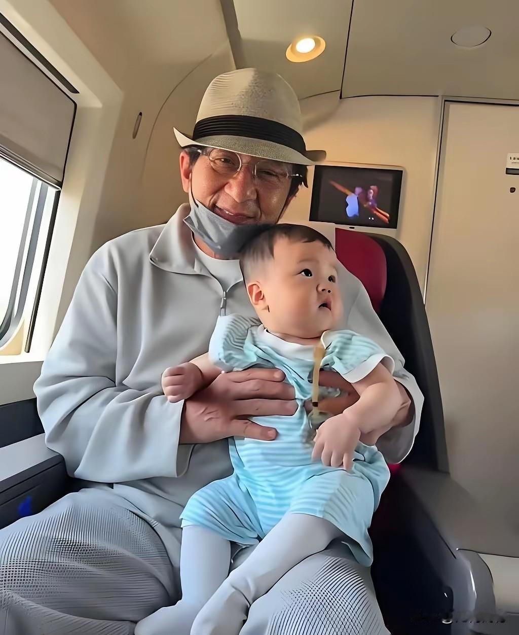 成龙大哥太慈祥了，人长得非常的和善，据说这是在高铁上偶然被认出来了，成龙大哥抱着