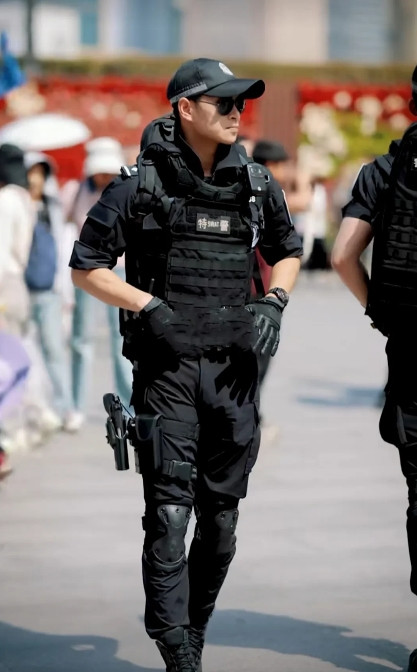 上海外滩执勤的特警小哥实力更强劲！国字脸，1.8米的身高，腰间手握警棍，痞帅痞帅