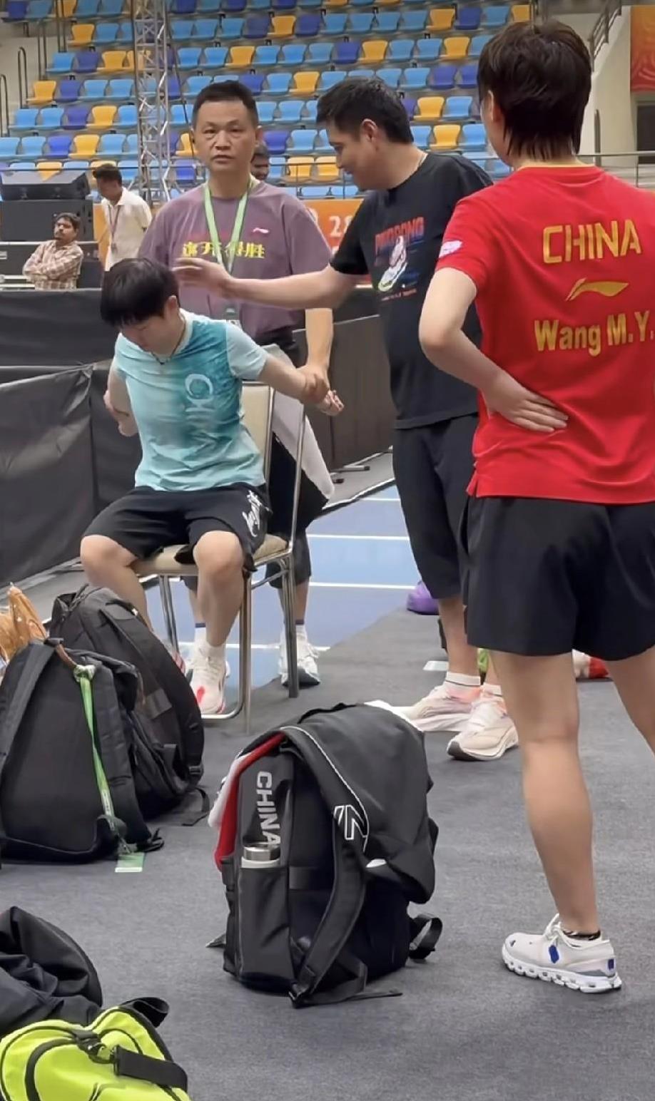 这一幕也太戳人了吧！德华帮莎莎放松全身，邱指导一脸慈爱的摸摸头，莎莎不好意