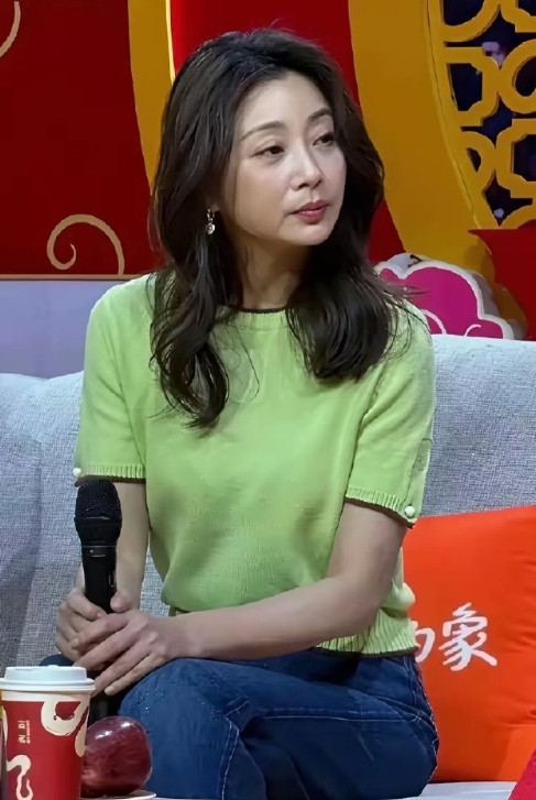 46岁的殷桃选择了优雅式变老。身材未走样，本人看着更瘦。皮肤虽然出现松弛，法