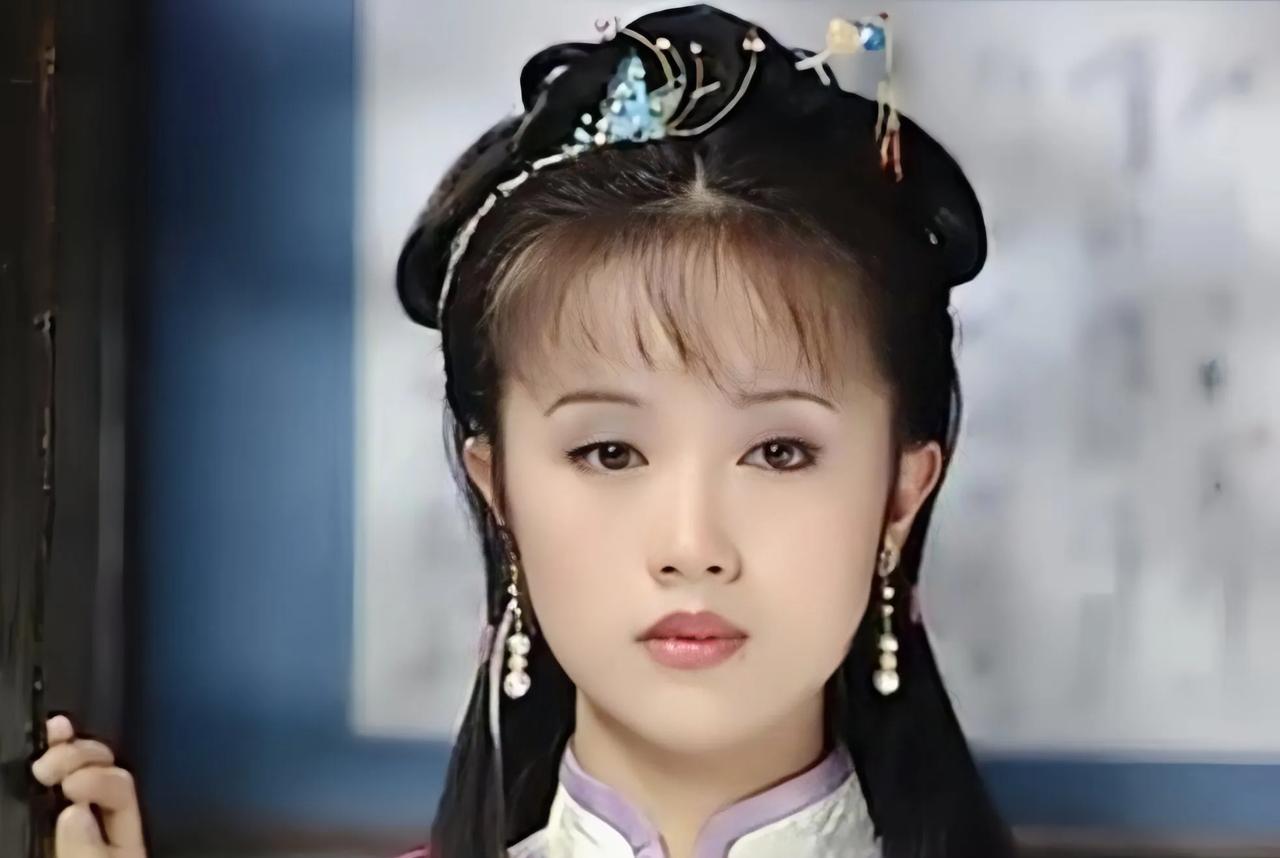 才发现刚离世的朱媛媛，竟然就是当年在康熙微服私访记里面扮演的美女吕珠，小时候对这